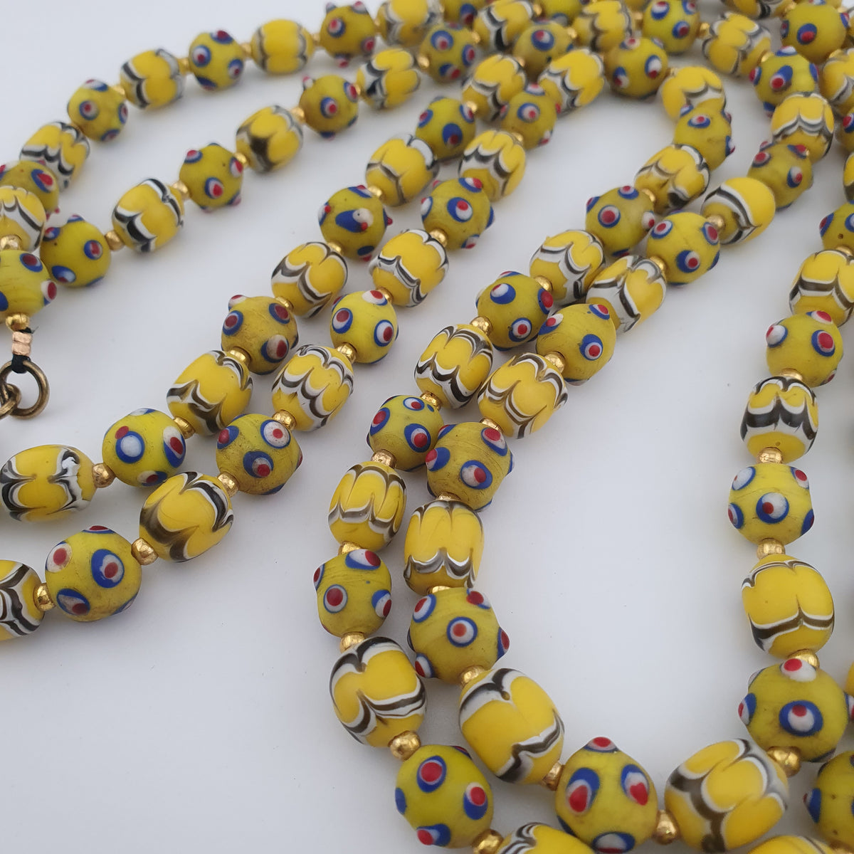 Collier de perles de verre antiques de Venise, de style Skunk, de couleur jaune