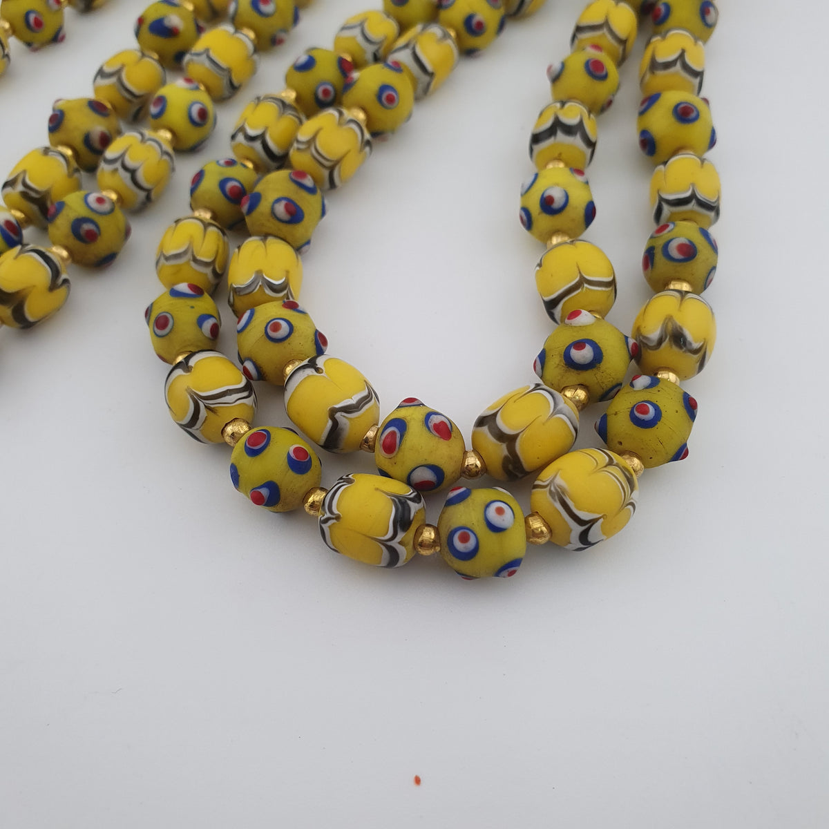 Collier de perles de verre antiques de Venise, de style Skunk, de couleur jaune