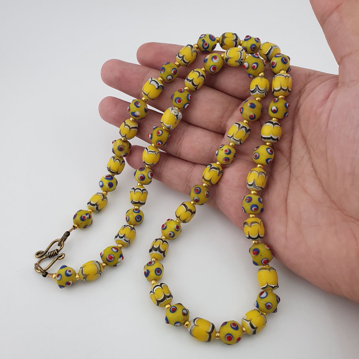 Collier de perles de verre antiques de Venise, de style Skunk, de couleur jaune