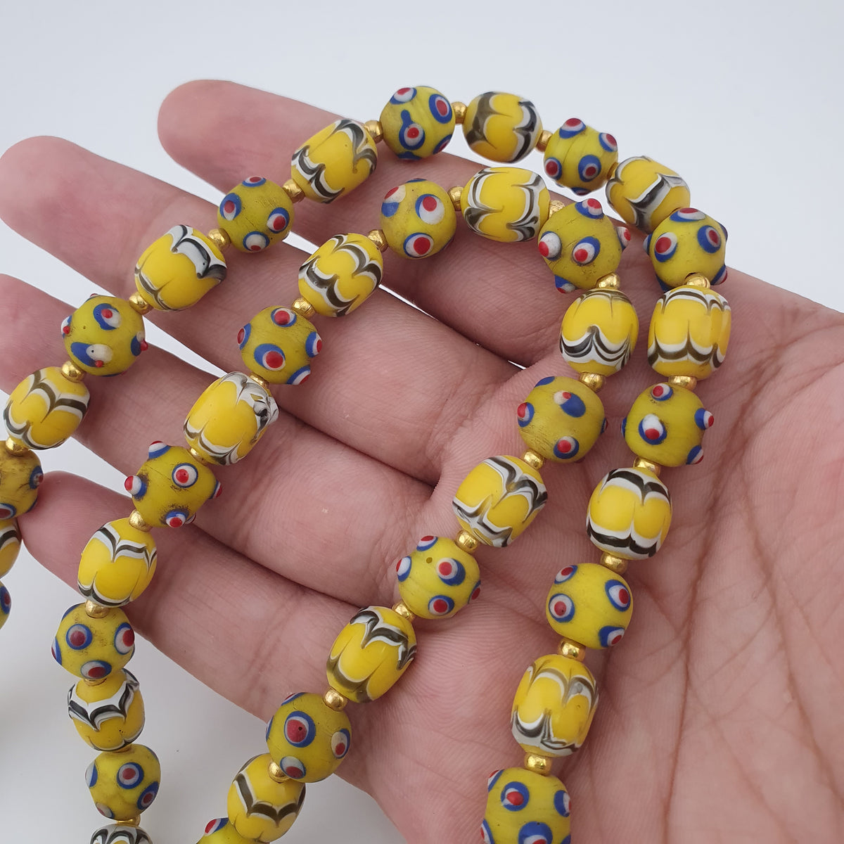Collier de perles de verre antiques de Venise, de style Skunk, de couleur jaune