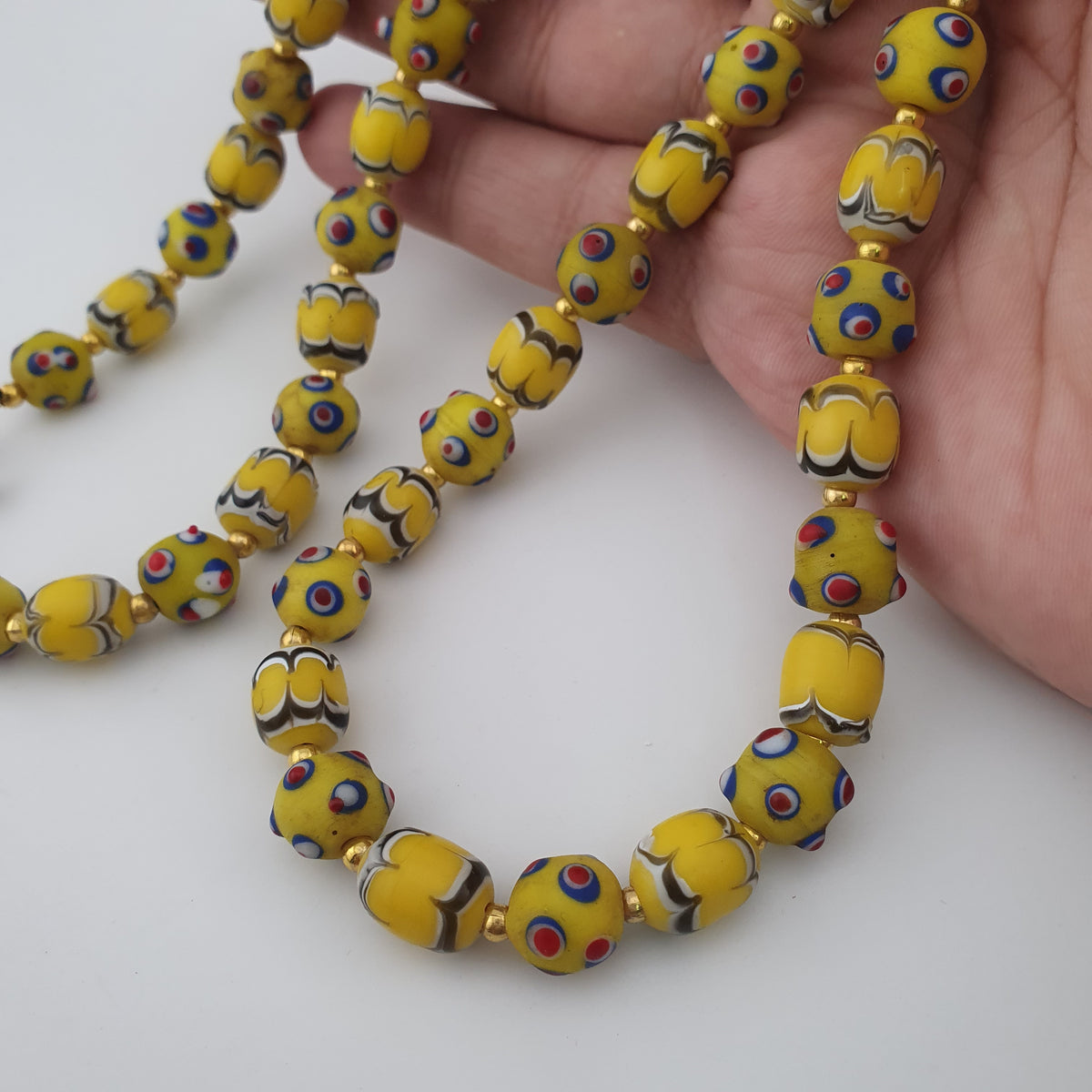 Collier de perles de verre antiques de Venise, de style Skunk, de couleur jaune