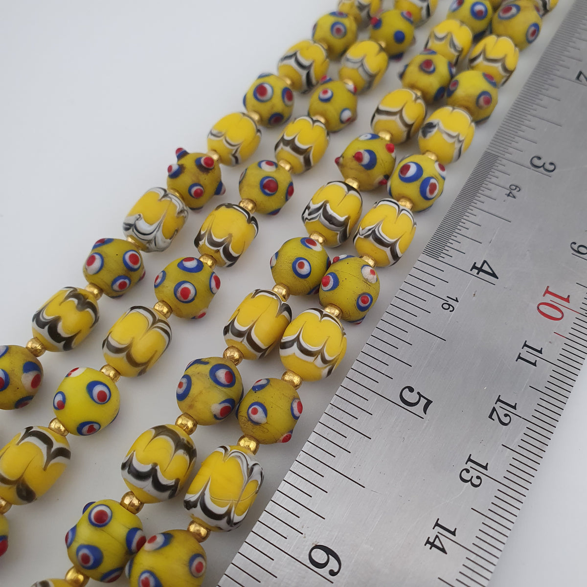Collier de perles de verre antiques de Venise, de style Skunk, de couleur jaune