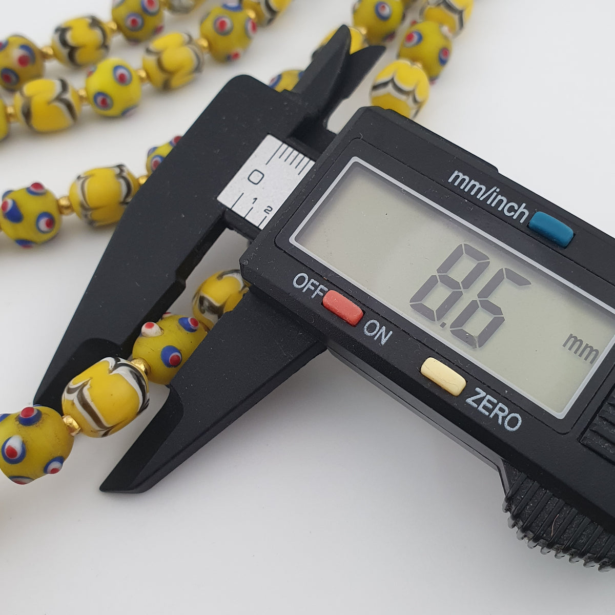 Collier de perles de verre antiques de Venise, de style Skunk, de couleur jaune