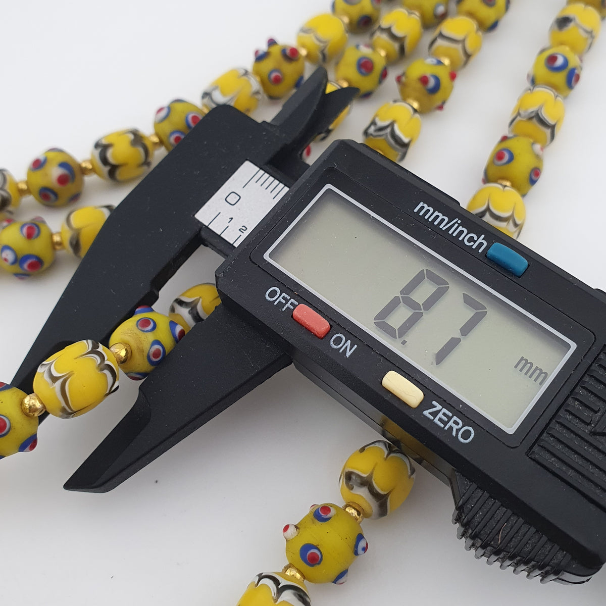 Collier de perles de verre antiques de Venise, de style Skunk, de couleur jaune