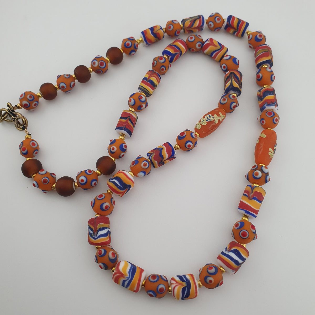 Collier de perles en verre de style vénitien vintage avec yeux de mouffette et motif en plumes
