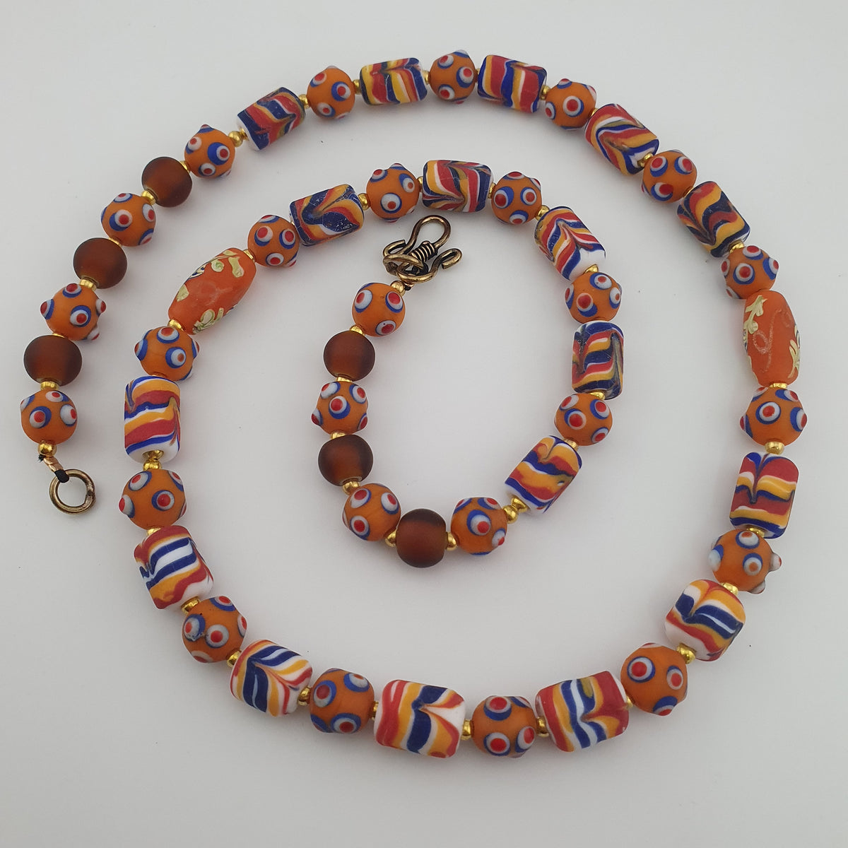 Collier de perles en verre de style vénitien vintage avec yeux de mouffette et motif en plumes