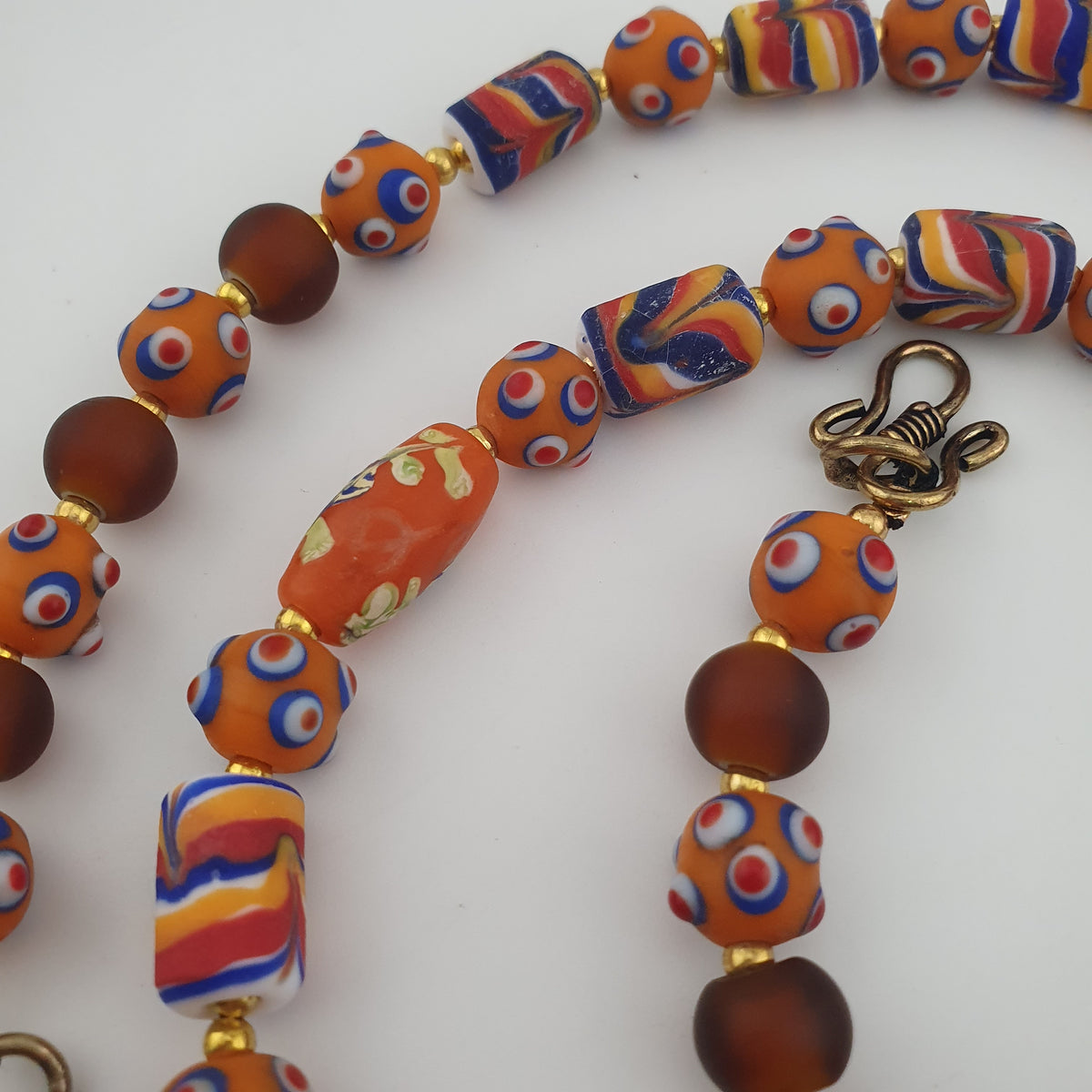 Collier de perles en verre de style vénitien vintage avec yeux de mouffette et motif en plumes