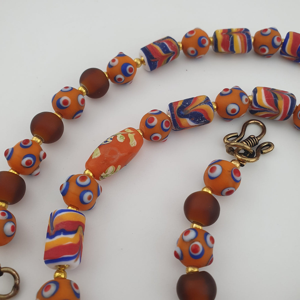 Collier de perles en verre de style vénitien vintage avec yeux de mouffette et motif en plumes