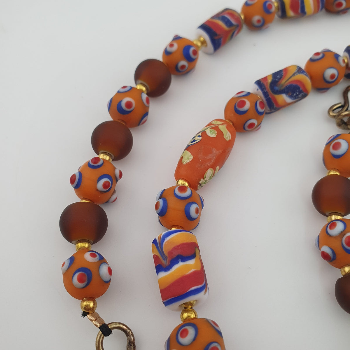Collier de perles en verre de style vénitien vintage avec yeux de mouffette et motif en plumes