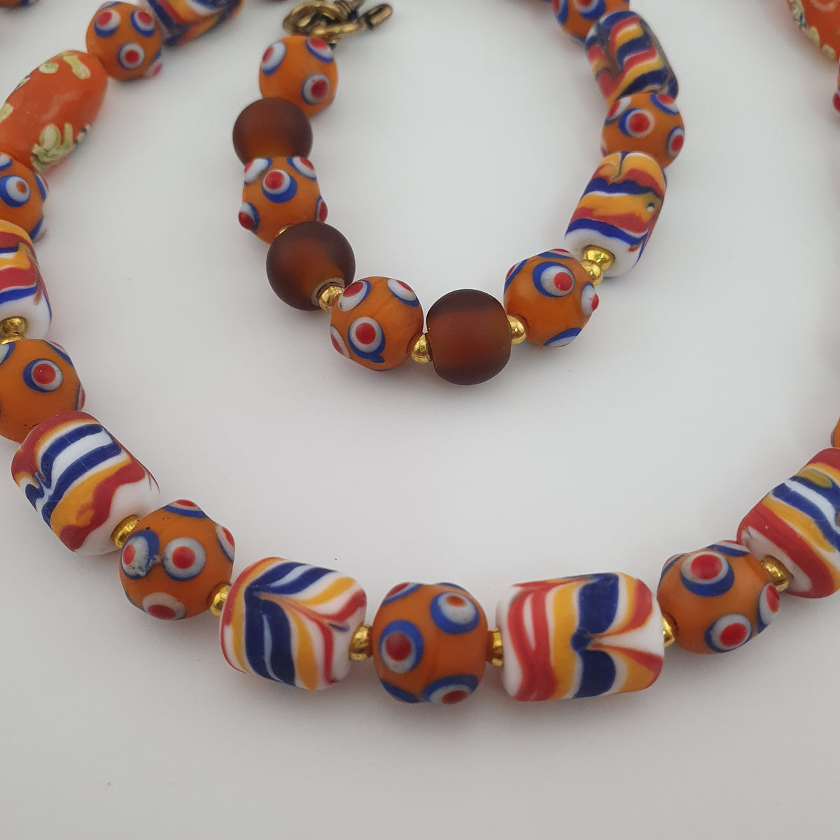 Collier de perles en verre de style vénitien vintage avec yeux de mouffette et motif en plumes