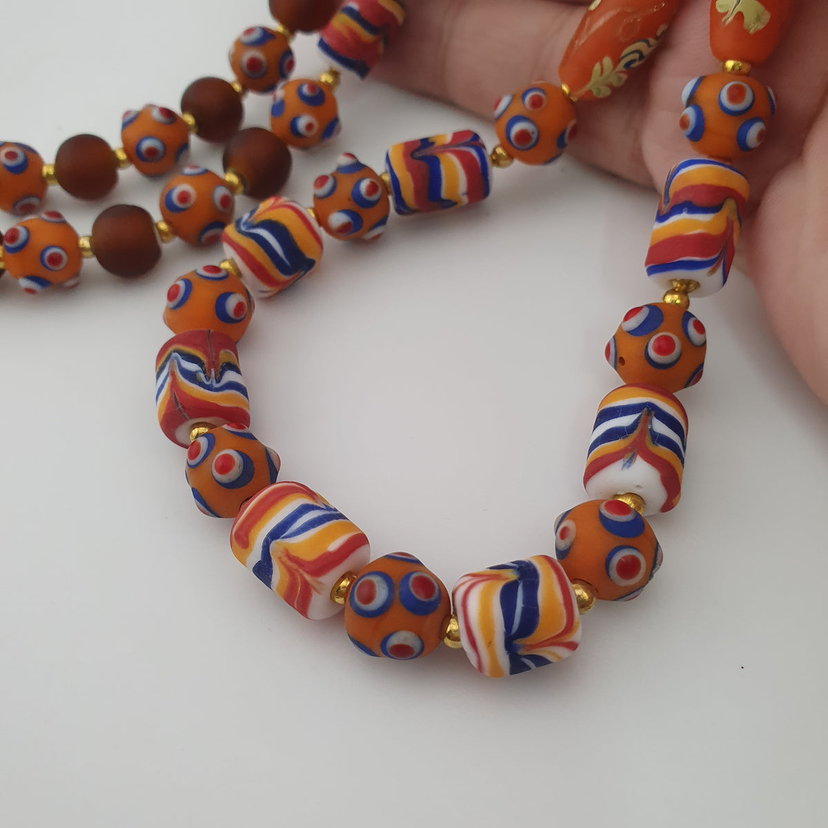Collier de perles en verre de style vénitien vintage avec yeux de mouffette et motif en plumes