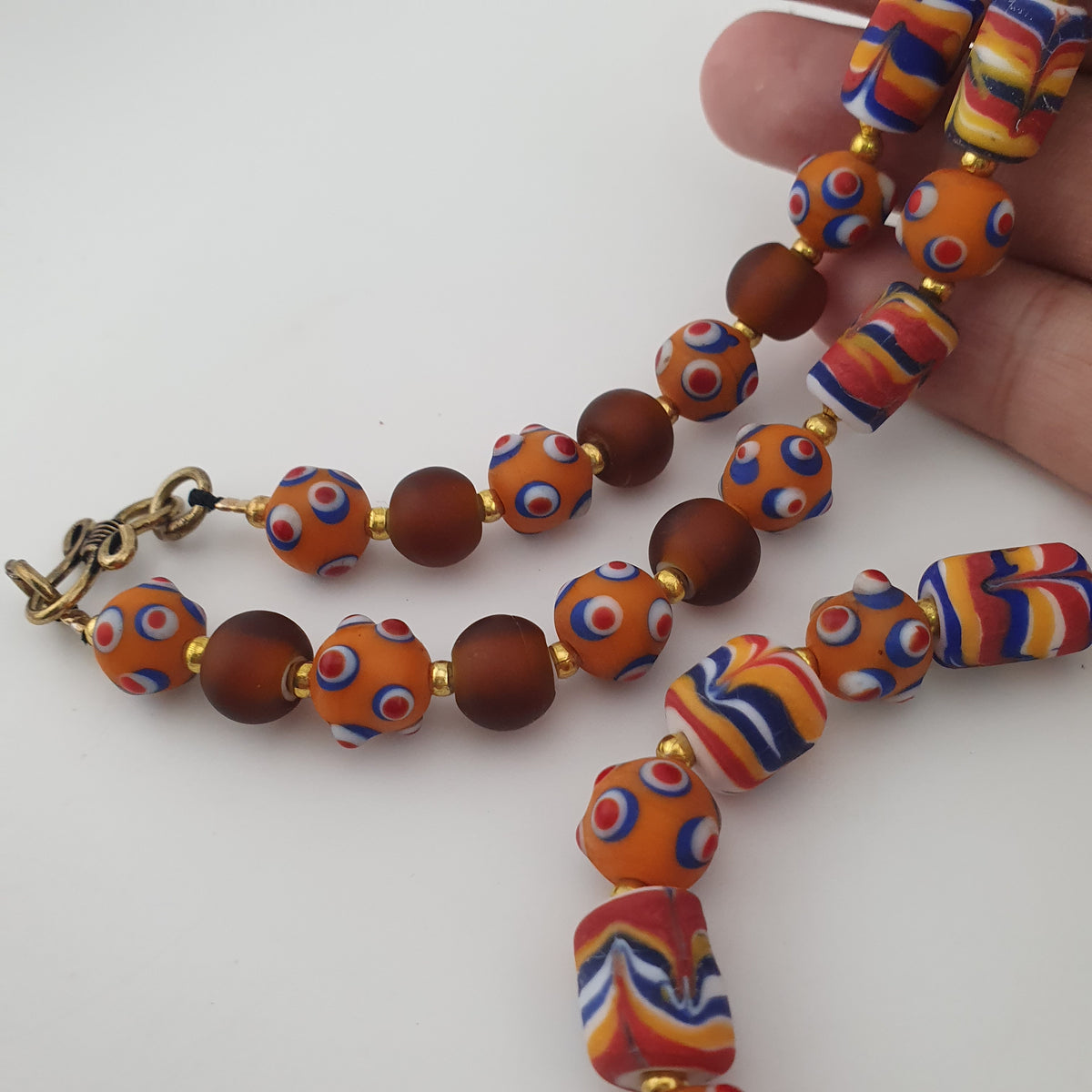 Collier de perles en verre de style vénitien vintage avec yeux de mouffette et motif en plumes