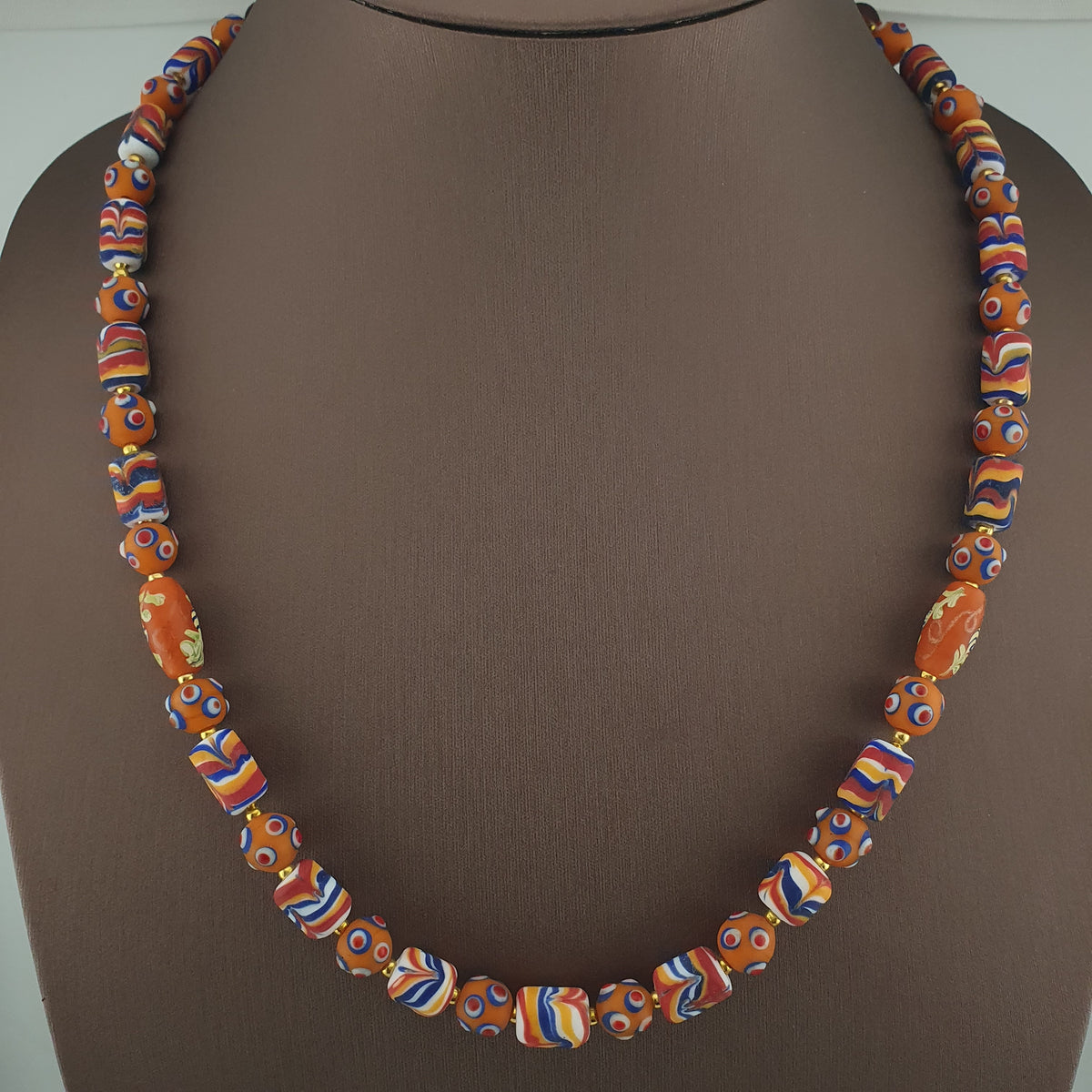 Collier de perles en verre de style vénitien vintage avec yeux de mouffette et motif en plumes