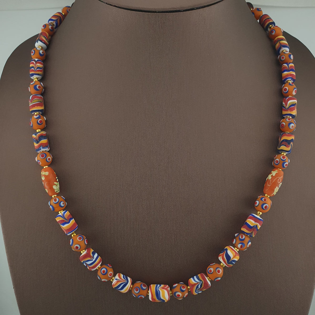Collier de perles en verre de style vénitien vintage avec yeux de mouffette et motif en plumes