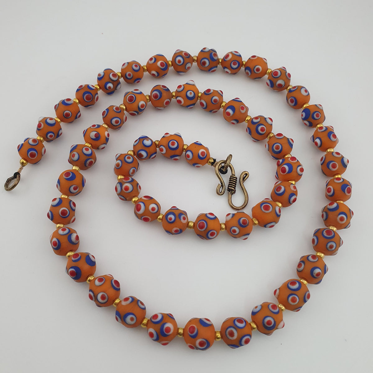 Collier de perles en verre orange style vénitien ancien, yeux de mouffette