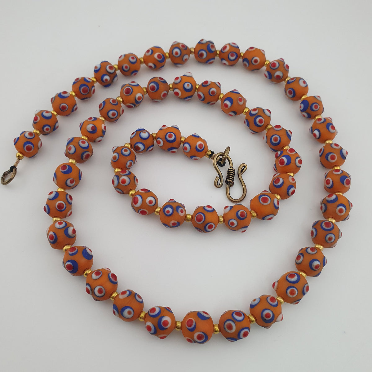 Collier de perles en verre orange style vénitien ancien, yeux de mouffette