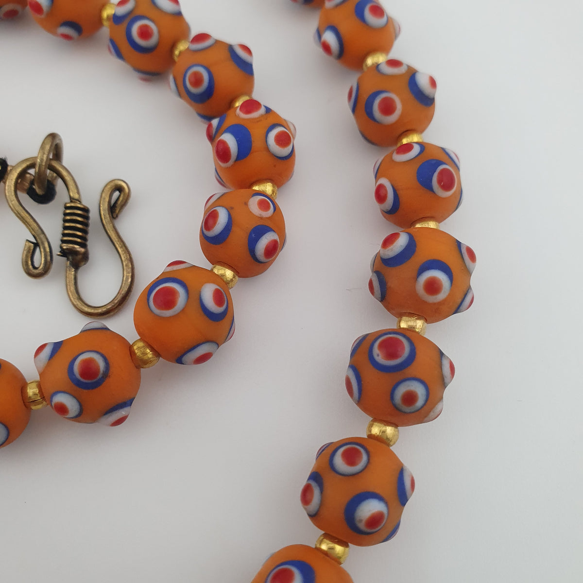 Collier de perles en verre orange style vénitien ancien, yeux de mouffette