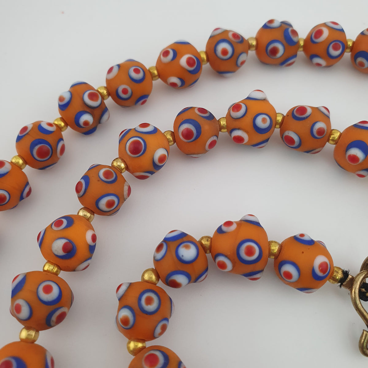 Collier de perles en verre orange style vénitien ancien, yeux de mouffette