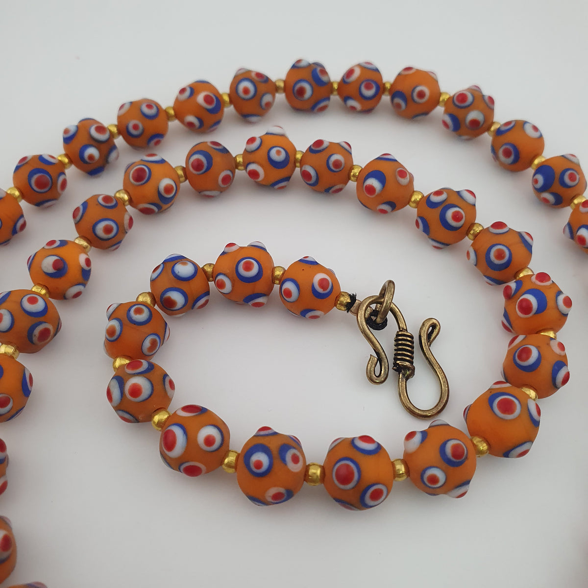 Collier de perles en verre orange style vénitien ancien, yeux de mouffette
