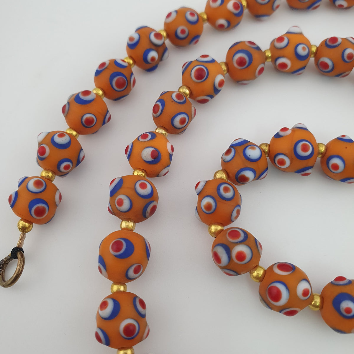 Collier de perles en verre orange style vénitien ancien, yeux de mouffette