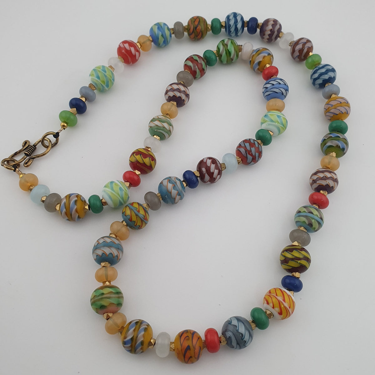 Collier de perles en verre de style vénitien antique à rayures multicolores