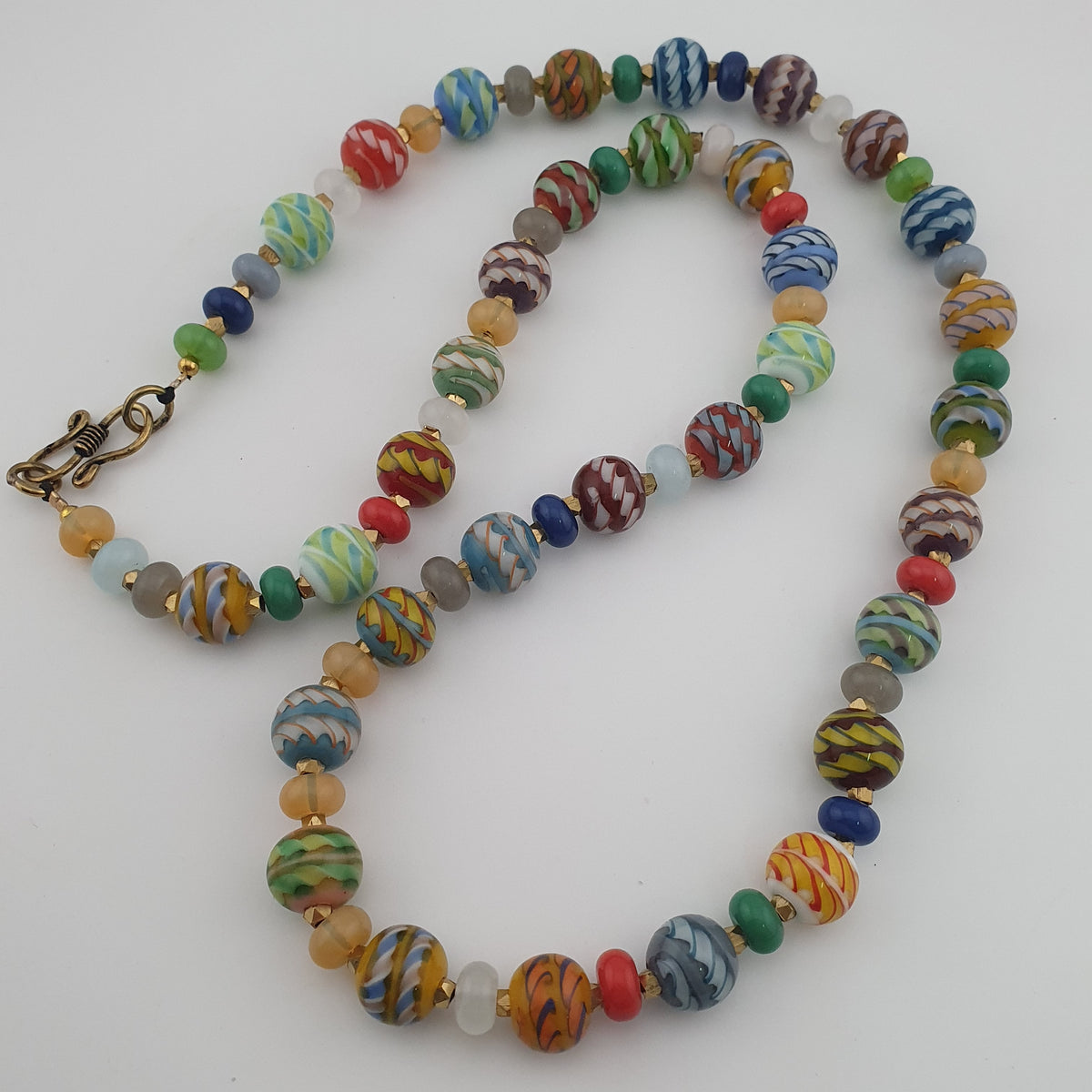 Collier de perles en verre de style vénitien antique à rayures multicolores