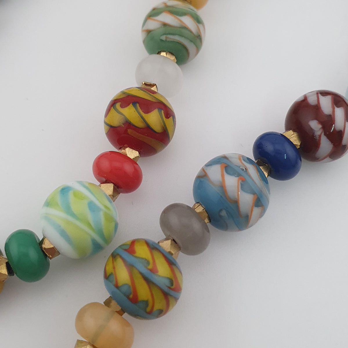 Collier de perles en verre de style vénitien antique à rayures multicolores