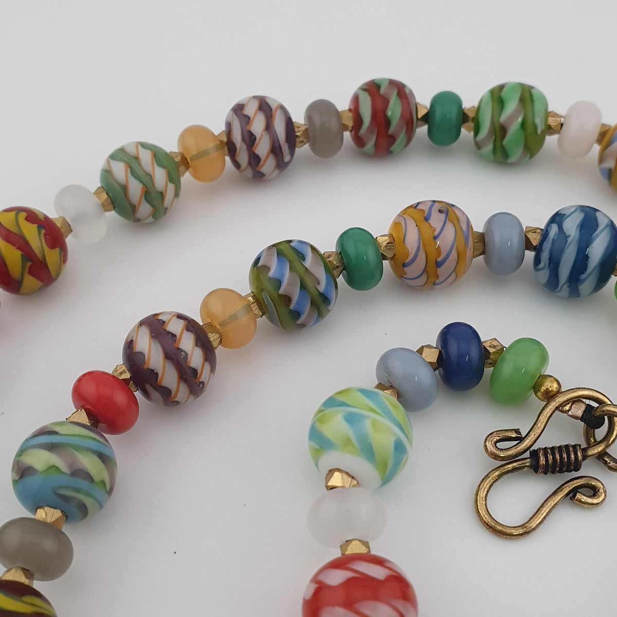Collier de perles en verre de style vénitien antique à rayures multicolores
