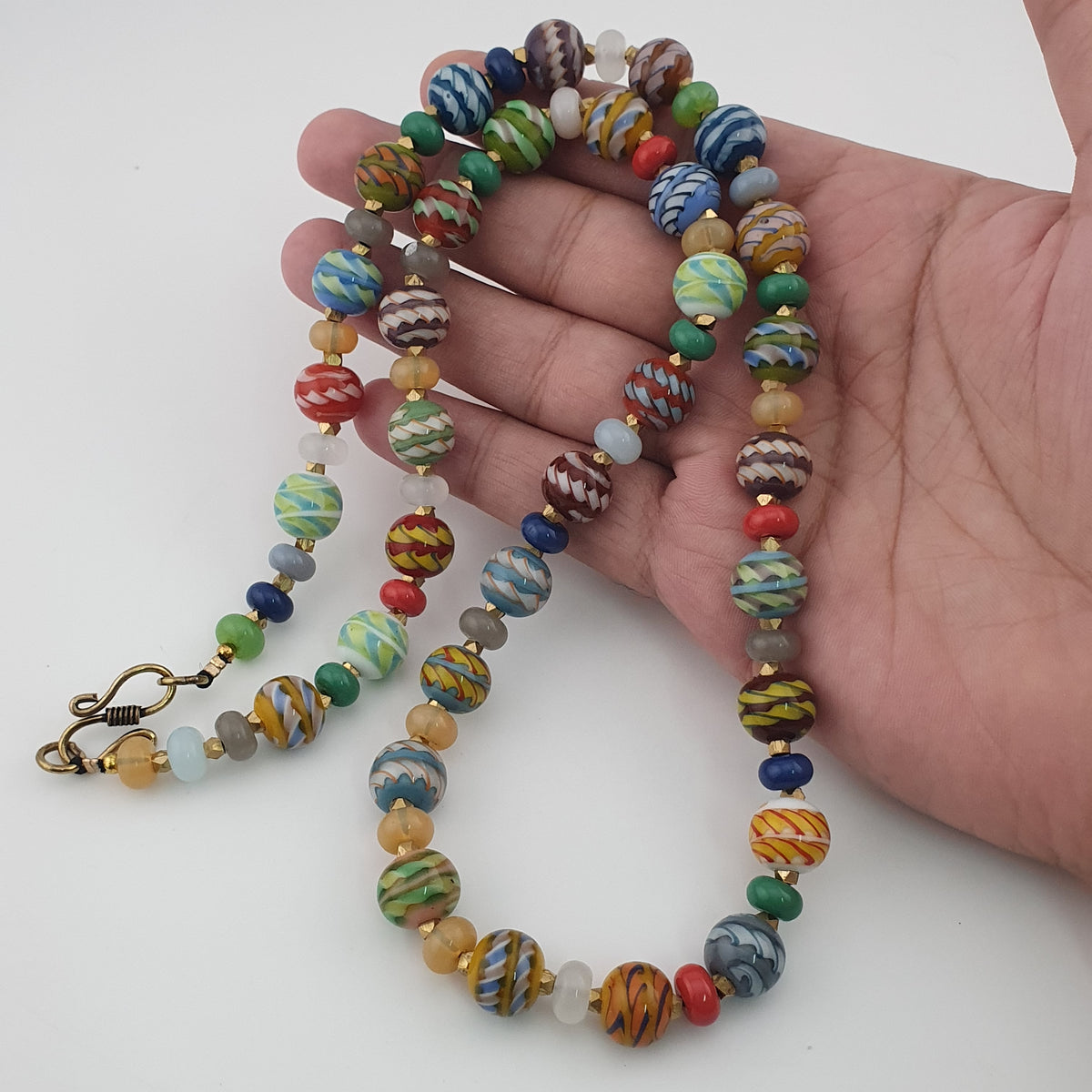 Collier de perles en verre de style vénitien antique à rayures multicolores