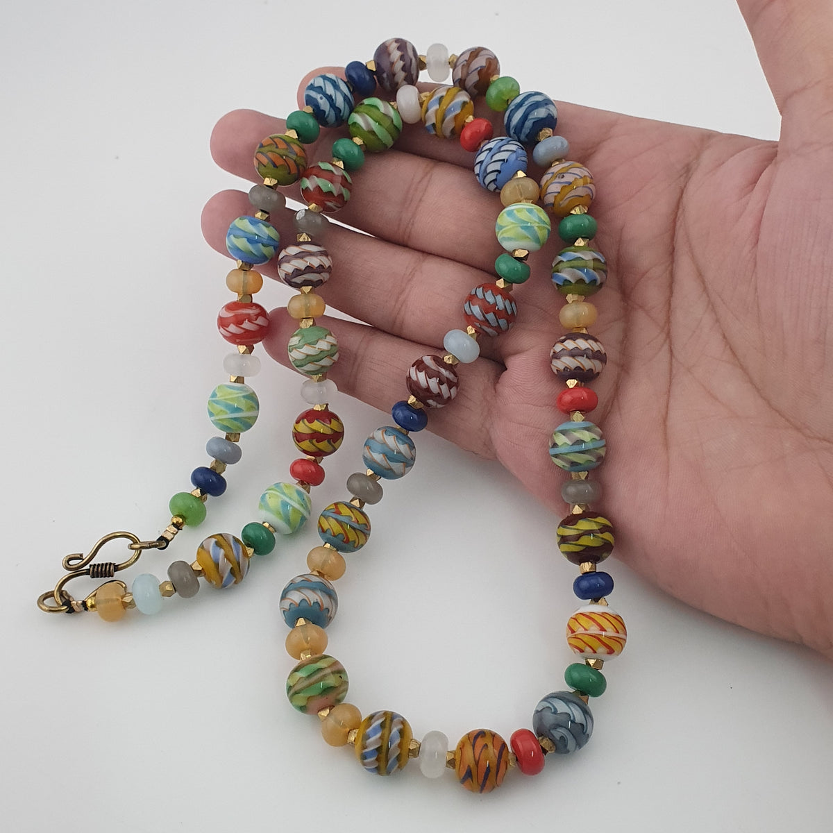 Collier de perles en verre de style vénitien antique à rayures multicolores
