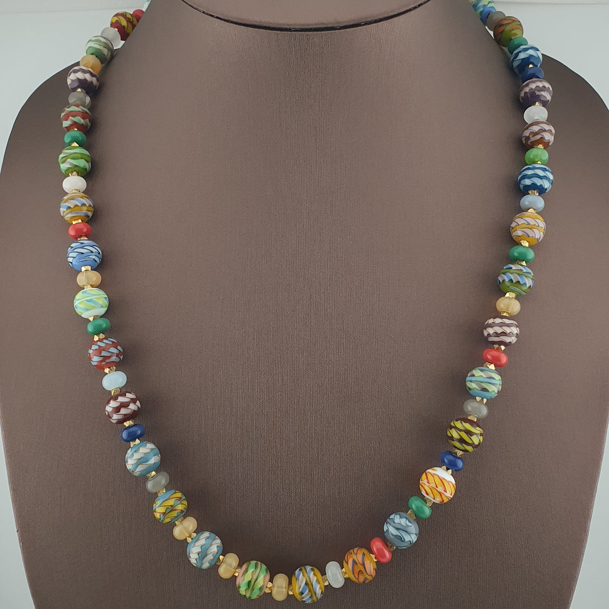 Collier de perles en verre de style vénitien antique à rayures multicolores