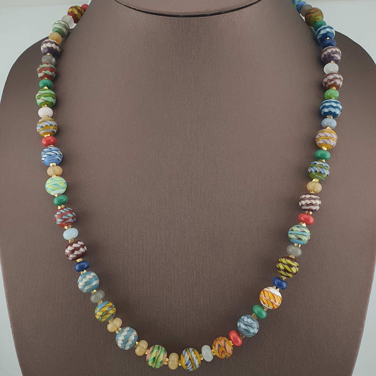 Collier de perles en verre de style vénitien antique à rayures multicolores