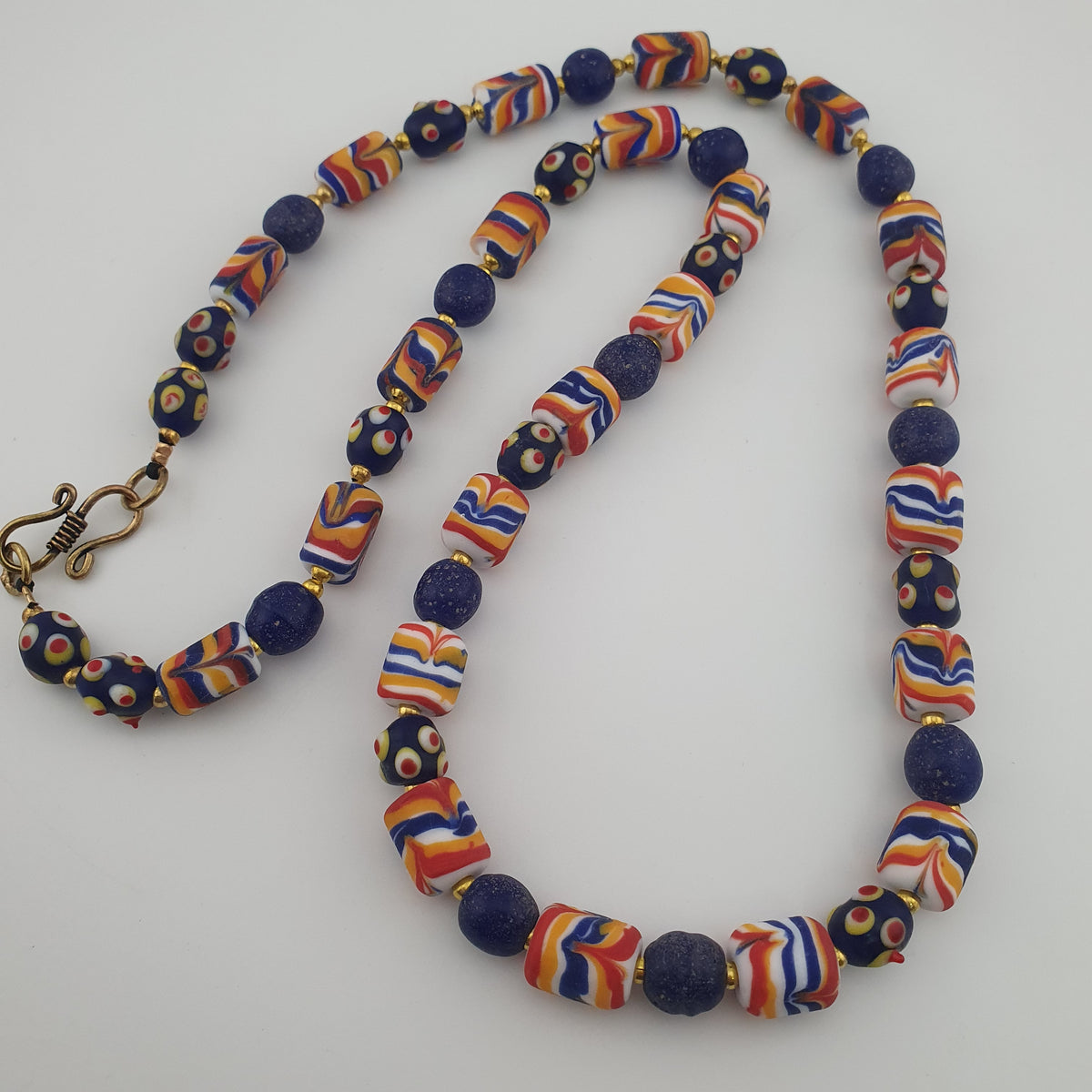Collier en verre antique vénitien de style africain mixé