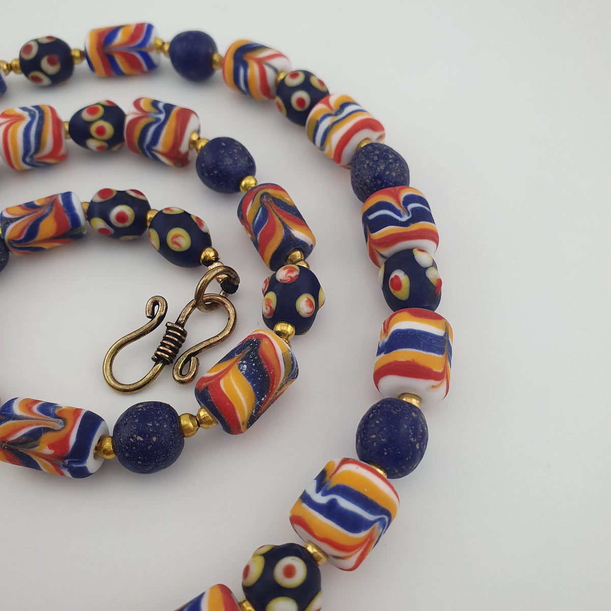 Collier en verre antique vénitien de style africain mixé
