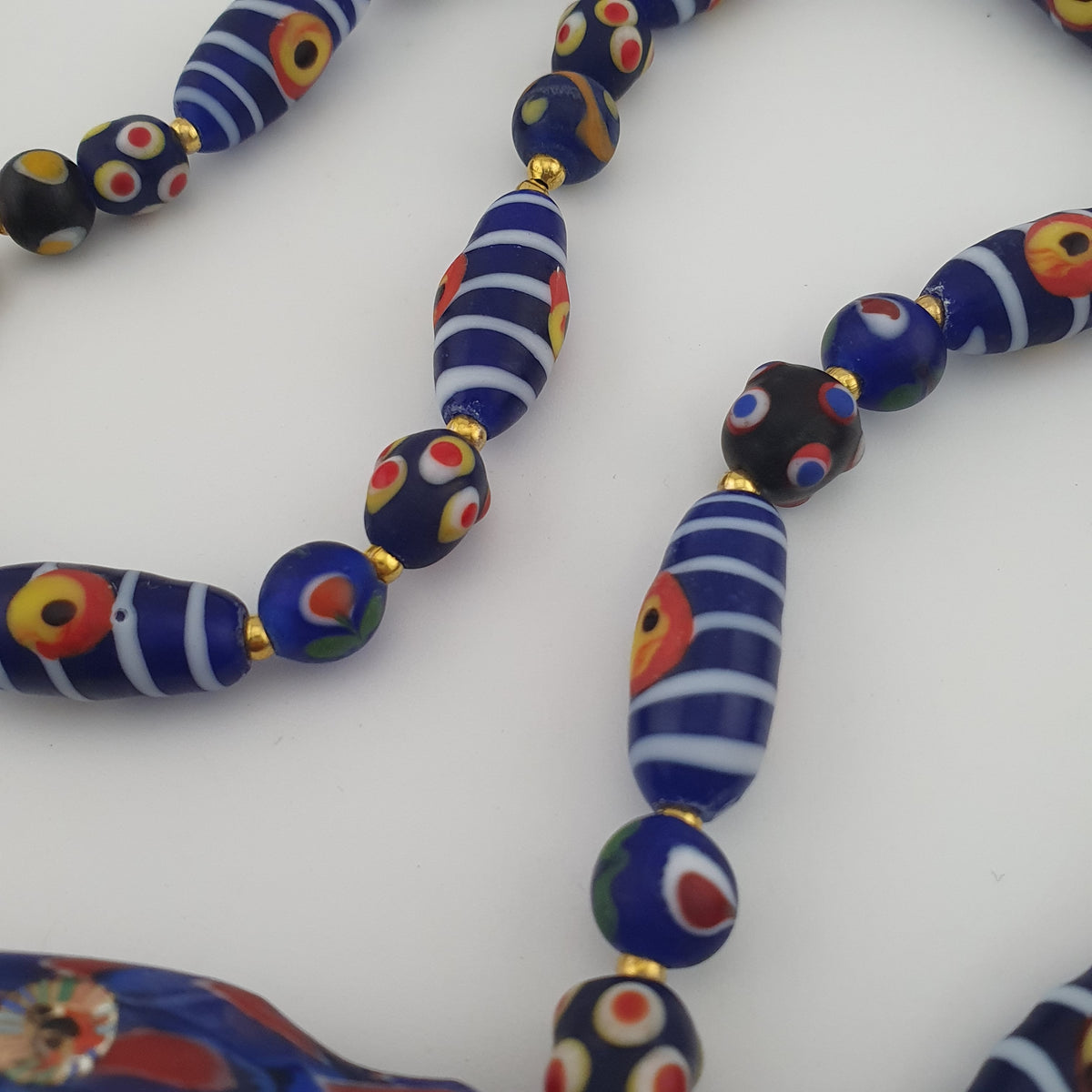 Collier à pendentif en verre, style vénitien antique, rayé avec des yeux de mouffette et un visage ancien