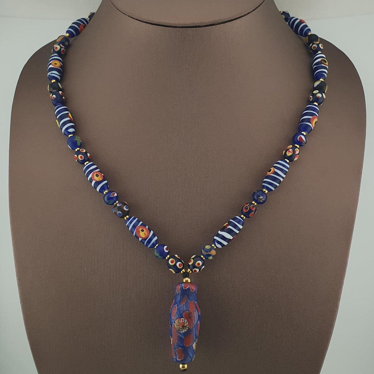 Collier à pendentif en verre, style vénitien antique, rayé avec des yeux de mouffette et un visage ancien