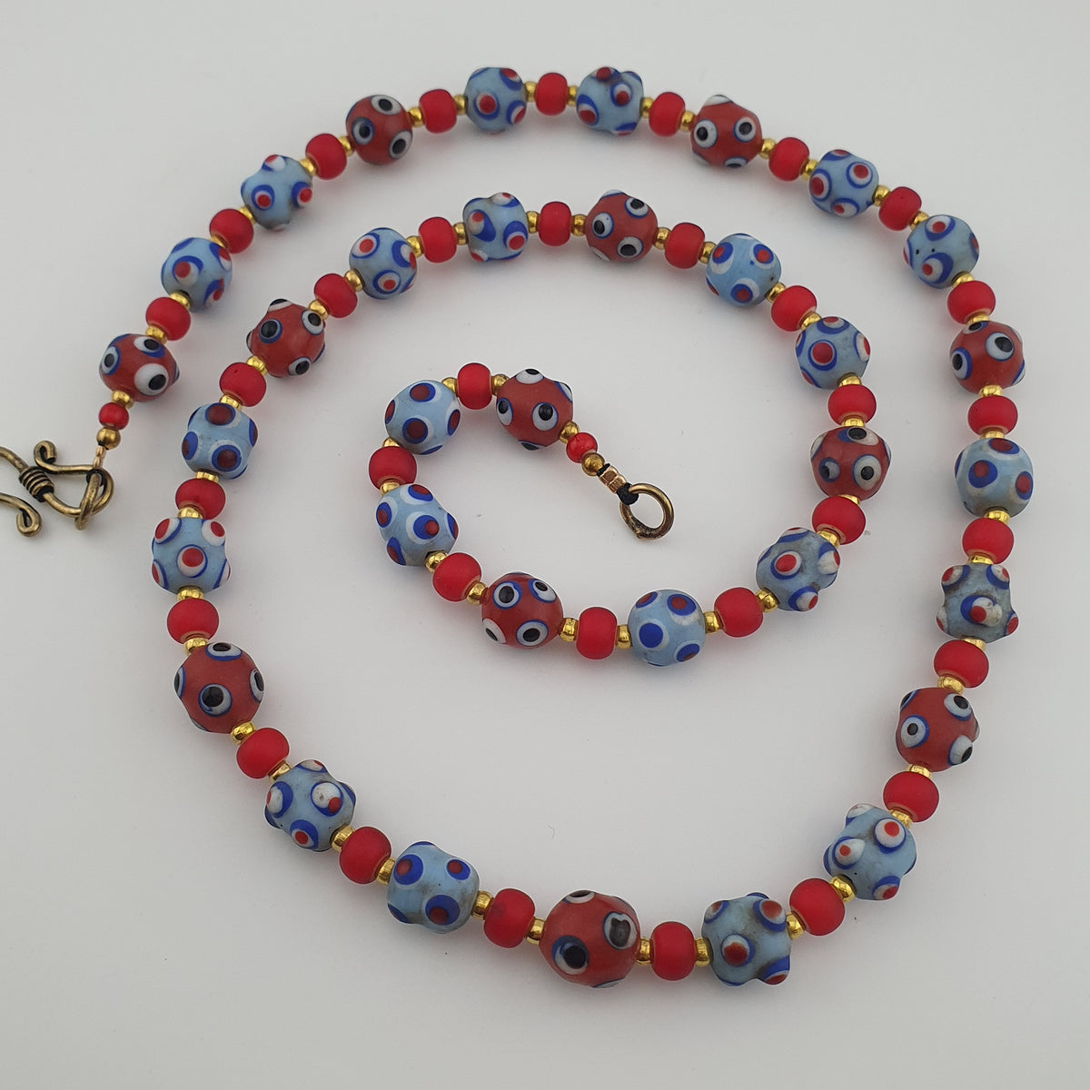 Collier de perles en verre de style vénitien antique, yeux bleus de moufette et cœurs rouges vénitiens