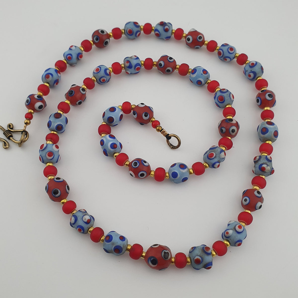 Collier de perles en verre de style vénitien antique, yeux bleus de moufette et cœurs rouges vénitiens