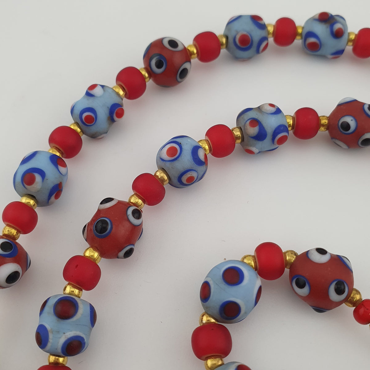 Collier de perles en verre de style vénitien antique, yeux bleus de moufette et cœurs rouges vénitiens