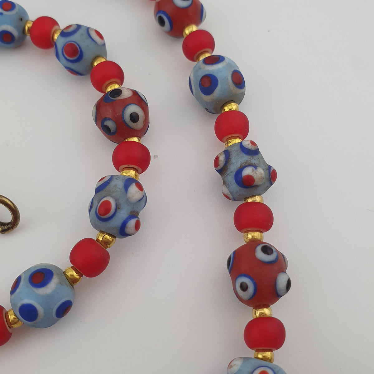 Collier de perles en verre de style vénitien antique, yeux bleus de moufette et cœurs rouges vénitiens