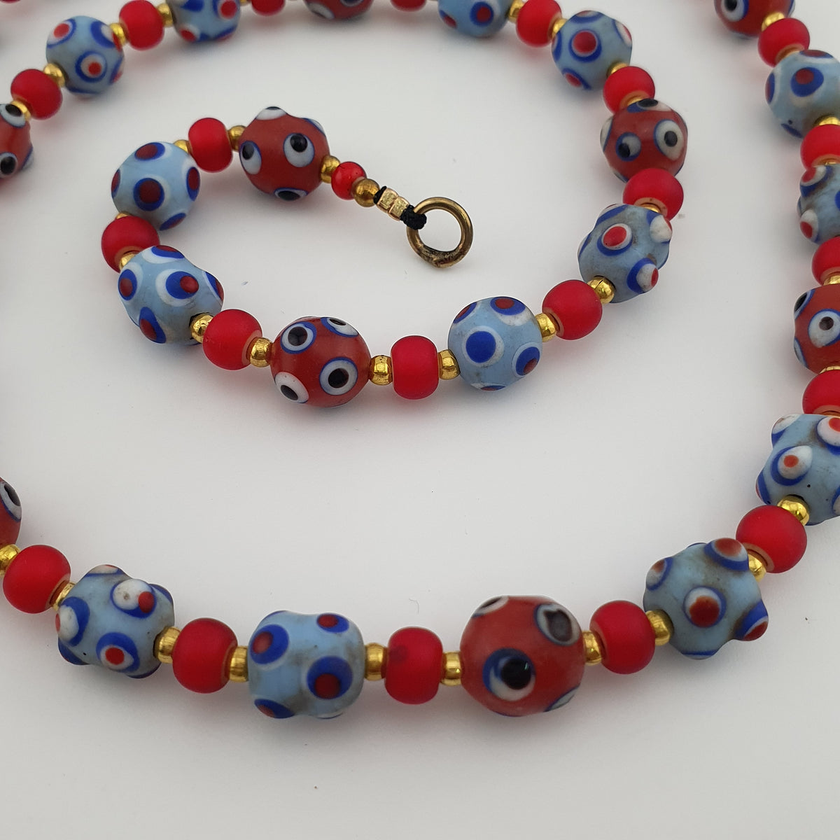 Collier de perles en verre de style vénitien antique, yeux bleus de moufette et cœurs rouges vénitiens