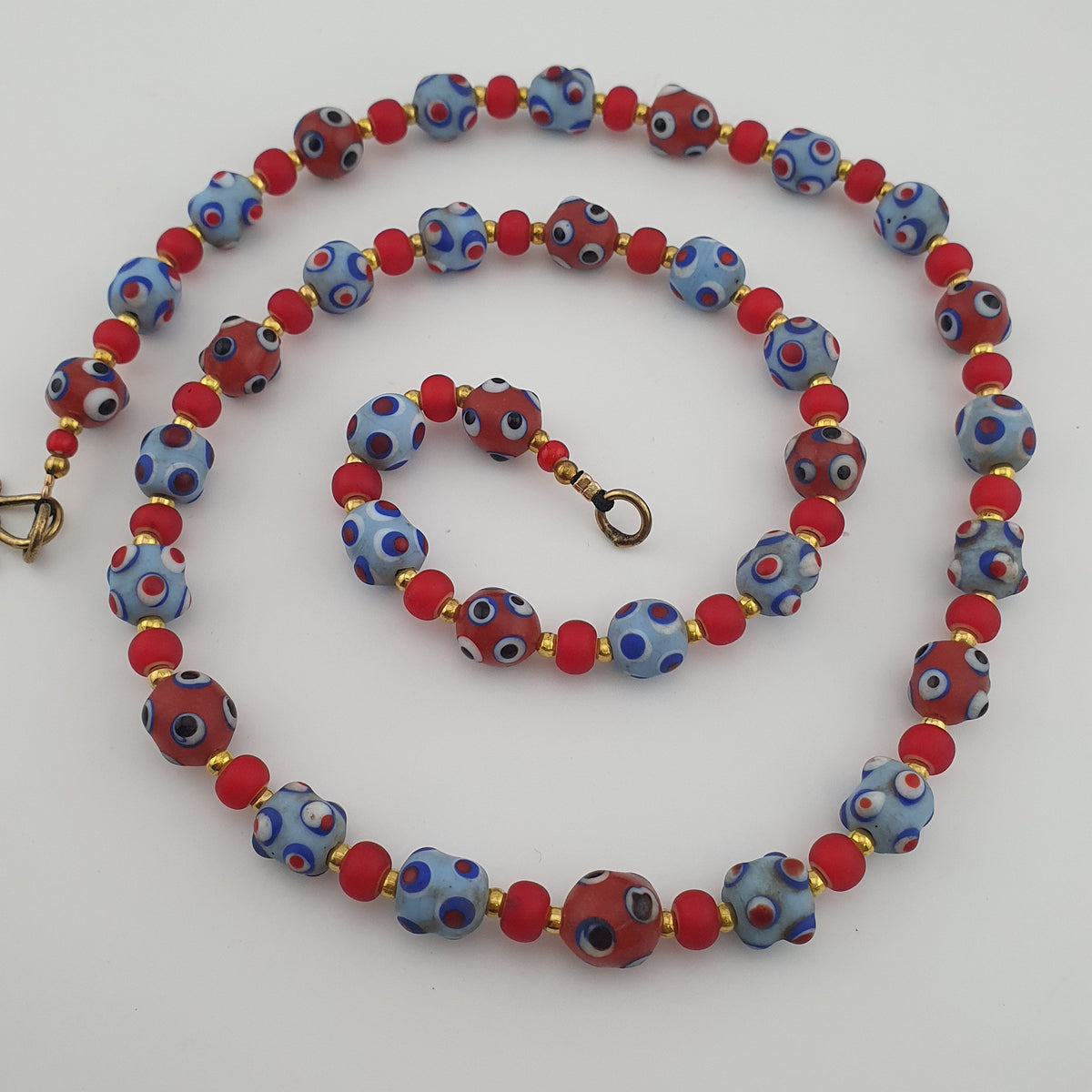 Collier de perles en verre de style vénitien antique, yeux bleus de moufette et cœurs rouges vénitiens