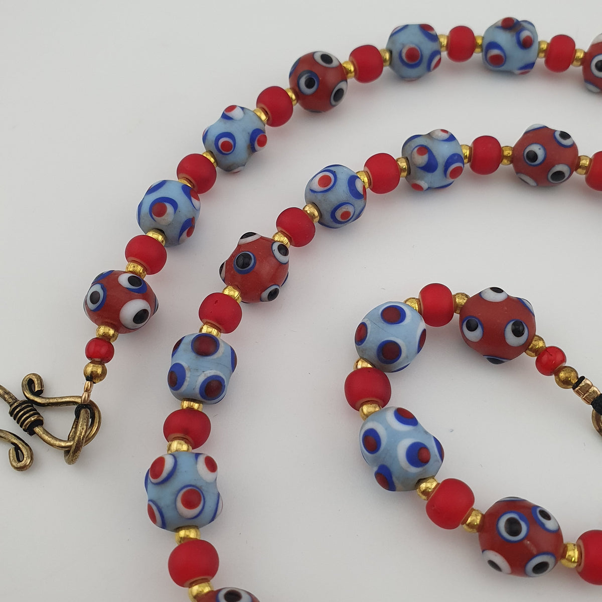 Collier de perles en verre de style vénitien antique, yeux bleus de moufette et cœurs rouges vénitiens
