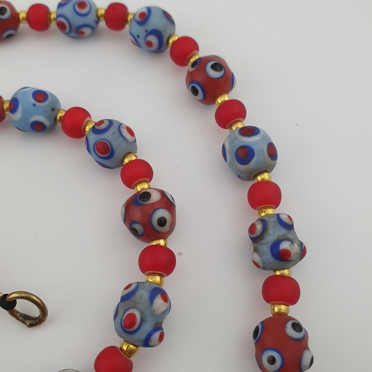 Collier de perles en verre de style vénitien antique, yeux bleus de moufette et cœurs rouges vénitiens