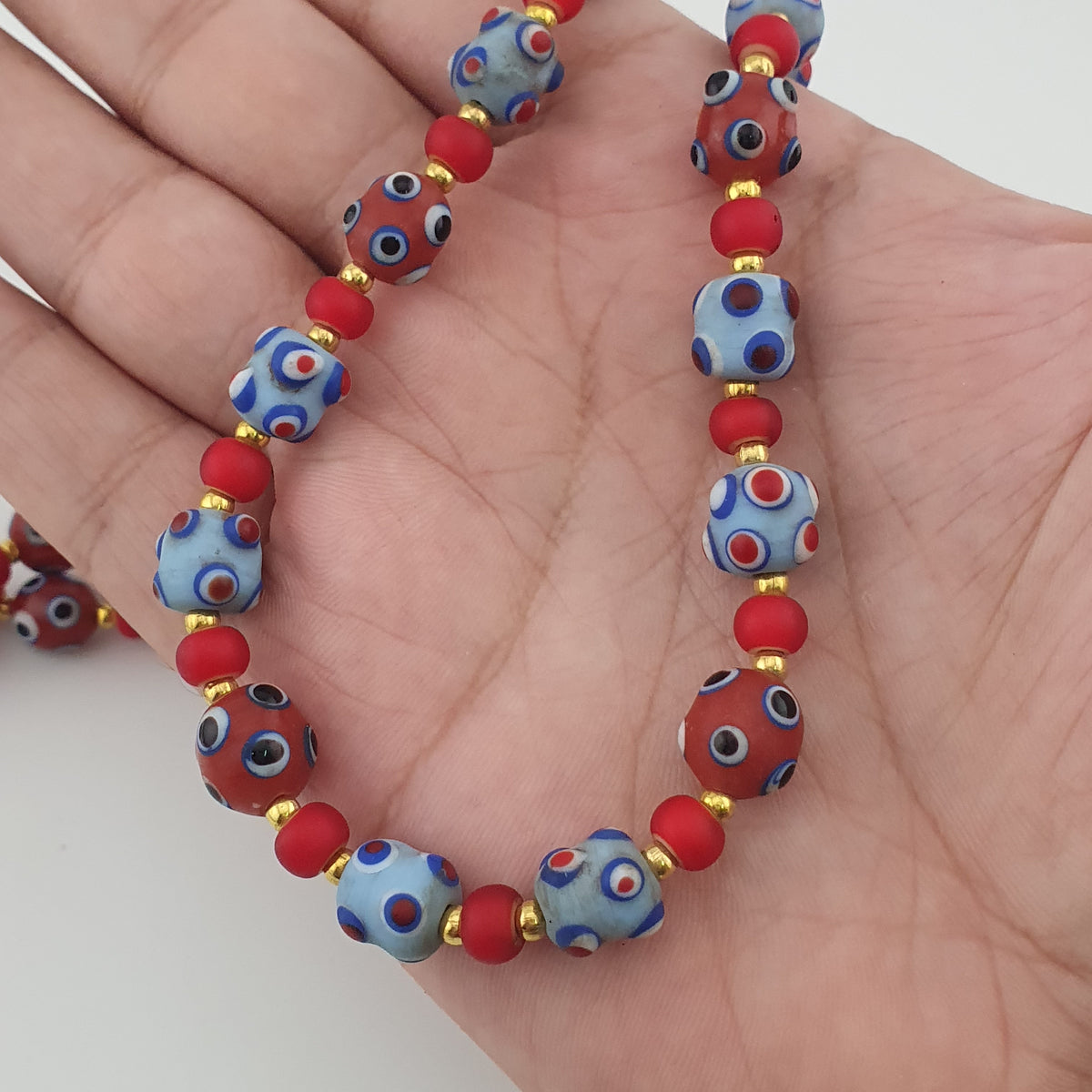 Collier de perles en verre de style vénitien antique, yeux bleus de moufette et cœurs rouges vénitiens