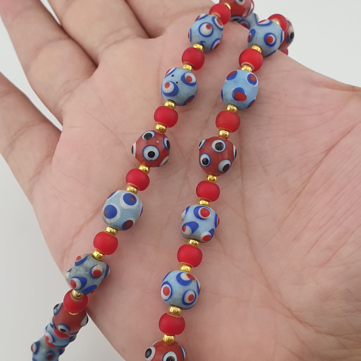 Collier de perles en verre de style vénitien antique, yeux bleus de moufette et cœurs rouges vénitiens