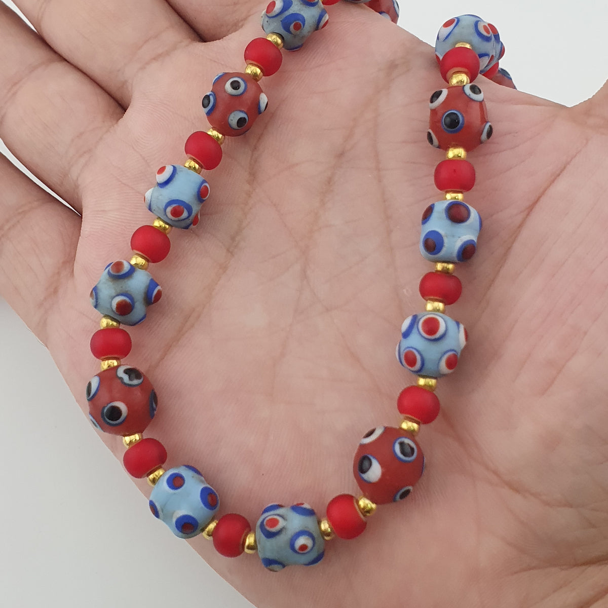 Collier de perles en verre de style vénitien antique, yeux bleus de moufette et cœurs rouges vénitiens