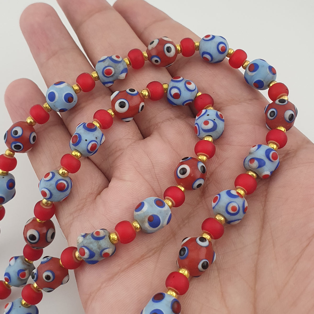 Collier de perles en verre de style vénitien antique, yeux bleus de moufette et cœurs rouges vénitiens
