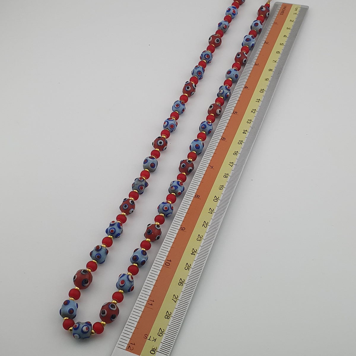 Collier de perles en verre de style vénitien antique, yeux bleus de moufette et cœurs rouges vénitiens