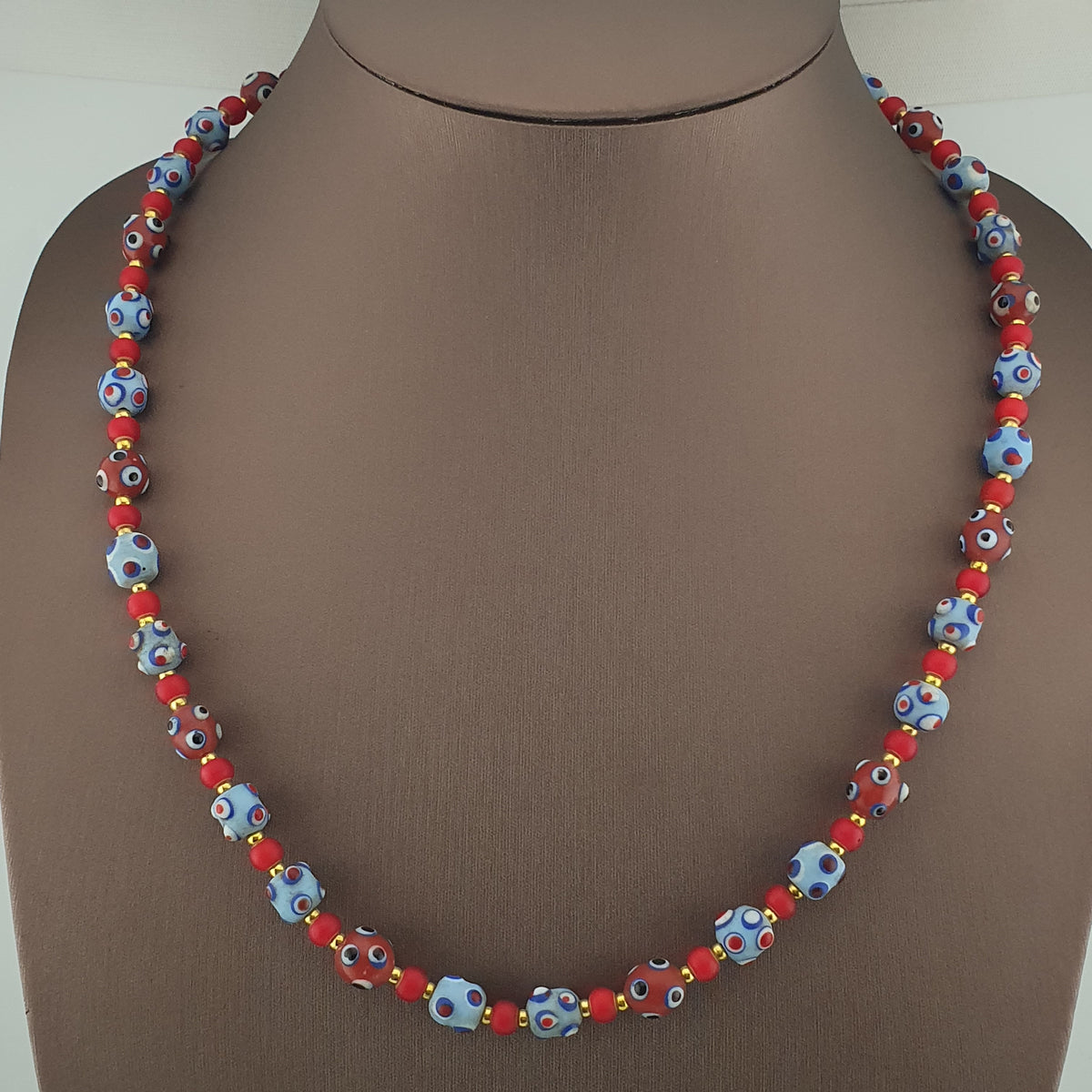 Collier de perles en verre de style vénitien antique, yeux bleus de moufette et cœurs rouges vénitiens